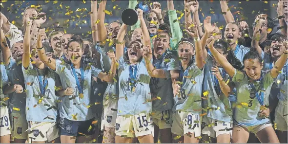  ?? Foto: AP ?? Campeonas del mundo La selección Sub-17 ha confirmado, con este nuevo título logrado el domingo ante Colombia, el dominio del fútbol femenino español a nivel de base