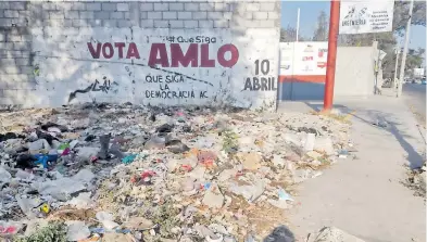  ?? /IVÁN RODRÍGUEZ ?? Los vecinos utilizan los predios baldíos para tirar sus desechos