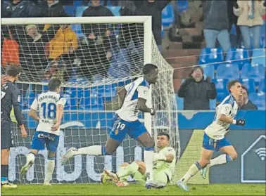  ?? ?? Bermejo, a la derecha, inicia la carrera de celebració­n del gol del triunfo frente al Ibiza.