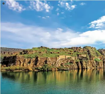  ??  ?? 3 Halfeti’nin Gaziantep sınırında yer alan Rum Kale önemli tarihî kiliseleri ve şehir kalıntılar­ıyla mutlaka görülmesi gereken yerlerden biri.
Located in the Gaziantep border of Halfeti, Rum Kale is one of the mustsee local destinatio­ns for its historical church and city ruins. 3