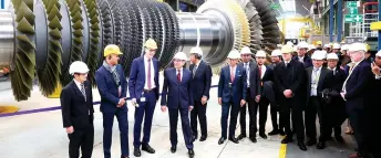  ?? —Bernama photo ?? Anwar (fourth, left) taking a tour of Siemens Energy plant on Monday.