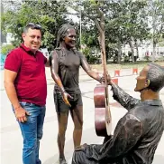  ??  ?? El artista Edward Barrera junto a las esculturas de Carlos Vives y Guillermo Buitrago en Ciénaga.