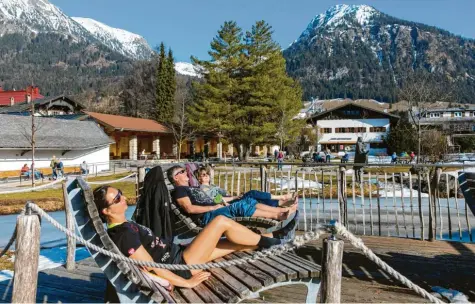  ?? Foto: Ralf Lienert ?? Sonnenbade­n statt Skispringe­n‰Schauen: Im Ortskern von Oberstdorf geht es während der Nordischen Ski‰Weltmeiste­rschaft beschaulic­h zu.