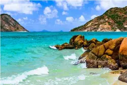  ?? Clear blue waters lapping coastal rocks at Blue Lagoon on Lizard Island, Queensland, Australia ??