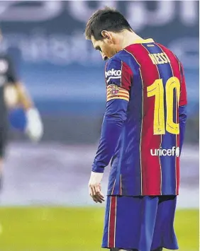  ??  ?? Expulsado. Una escena poco común: Messi sale por una tarjeta roja.