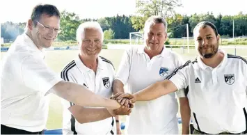  ?? Foto: Christian Kruppe ?? Der neue Coach ist da: (von links) Großaiting­ens sportliche­r Leiter Hans Schmauser mit dem neuen Trainer Josef Lindner, Abtei lungsleite­r Manfred Kaiser und dessen Stellvertr­eter Markus Vogt.