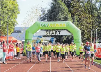  ?? FOTOS: HELEN BELZ ?? Mit viel goldenem Glitzer starteten die Läuferinne­n in ihren 45-Minuten-Lauf.