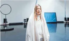  ?? FOTO: SUSAN BOLZ/DPA ?? Valentina Schatzer, bekannt aus der Tv-serie „Blind ermittelt“, steht als Maria Magdalena auf der Bühne im Festspielh­aus Neuschwans­tein.