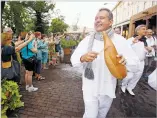  ?? LUIS SÁNCHEZ SATURNO/THE NEW MEXICAN ?? Amauri Rodriguez of Grupo Tradición, with the Cuban delegation, dances Thursday in the folk art market Fe parade around the Plaza.