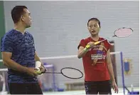  ?? MIFTAHULHA­YAT/JAWA POS ?? LATIHAN LAGI, YA: Fitriani (kanan) bersama pelatih tunggal putri Rionny Mainaky di pelatnas Cipayung. Dia diharapkan memperbaik­i performa.