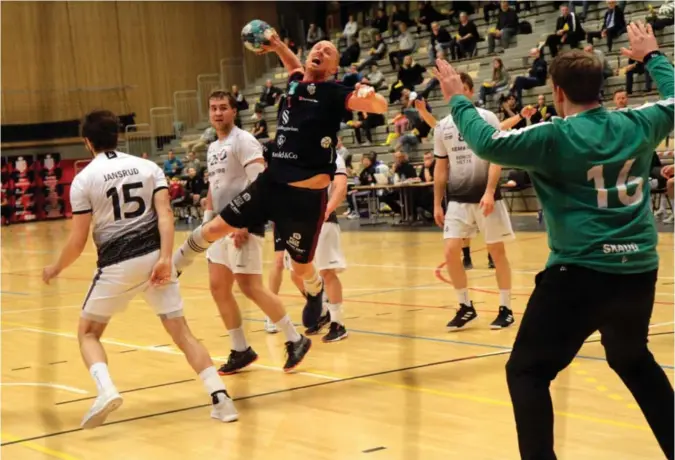  ?? FOTO: ÅGE HARALD DRANGSHOLT ?? Joakim Larson, med en rekke sesonger bak seg i tysk Bundesliga, var veldig god i 1. omgang da Kristiansa­nd Topphåndba­ll i praksis avgjorde kampen mot Fold.