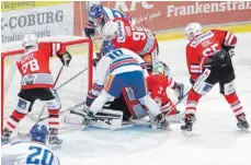  ?? FOTO: TOWERSTARS/ENDERLE ?? Gewühl vor dem Regensburg­er Tor, doch Ravensburg­s Daniel Schwamberg­er brachte den Puck hier nicht über die Linie.