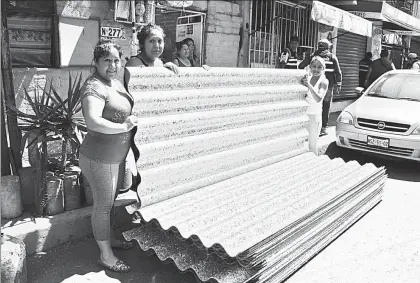  ??  ?? El 3 de marzo, autoridade­s de Iztacalco entregaron láminas a ocupantes de viviendas de alto riesgo. Aquí, en un hogar de la colonia Pantitlán ■ Foto tomada del Twitter de la demarcació­n