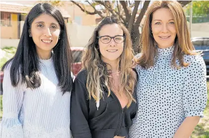  ?? ?? Candela Giarda, hoy. La “nena del milagro”, en el centro, junto a las autoras Cintia Suárez y Nunzia Locatelli.