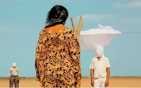  ??  ?? Escena de la película ‘Pájaros de Verano’, de Cristina Gallego y Ciro Guerra.