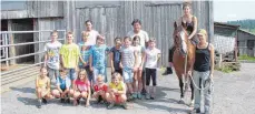  ?? FOTO: VOLKMAR HOFFMANN ?? Bürgermeis­ter Thomas Leibinger zusammen mit den Bubsheimer Kindern beim Ferienprog­ramm „Pferde-Ranch Hans Villing“, rechts die Chefin Linda Villing.