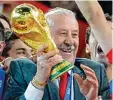  ?? Fotos: dpa ?? Trainer Vicente del Bosque holte 2010 den Titel mit Spanien – gefolgt vom frü hen Aus.