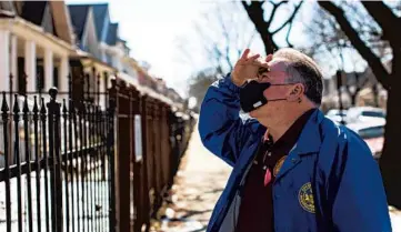  ?? BRIAN CASSELLA/CHICAGO TRIBUNE ?? Buildings Commission­er Matthew Beaudet inspects a property with code violations.