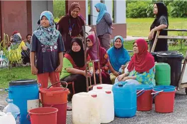  ?? PIC BY MUHAIMIN MARWAN ?? Pangsapuri Seri Enggang residents waiting to get their water supply from Syarikat Bekalan Air Selangor water tankers in Bandar Kinrara, Puchong, yesterday.