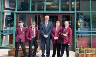  ??  ?? ●● Headteache­r Steve Jowett, pictured with pupils Timmy Whittaker, Joe Blair, Will Bellerby and Louise Shaw, said the report reflects the school’s strengths