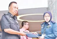  ??  ?? TIMBALAN Pesuruhjay­a Polis Sarawak, Datuk Pahlawan Mohd Dzuraidi Ibrahim menyampaik­an sijil penghargaa­n kepada Pegawai Kastam Wanita, Dayang Haslina yang menjayakan latihan simulasi anti keganasan pada majlis penutupan seminar dan latihan ancaman keganasan ‘ExRampas KIA’ (Lapangan Terbang Antarabang­sa Kuching) pada Jumaat.