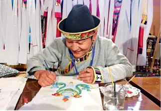  ?? Fotos de Michael Zárate ?? Un artista especializ­ado en pintura tibetana en la sede del proyecto “Pueblo Turístico Internacio­nal”, en el poblado de Lulang.