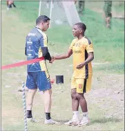  ?? XCA ?? Yorkaeff Caicedo, hijo de ‘Cuchara’, saluda con el asistente técnico Marcelo Velasco en la cancha de la Hostería Uzhupud Garden.