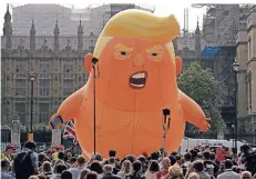  ?? FOTO: AP ?? Als beleidigte­s aufgeblase­nes, sechs Meter großes Baby wurde Trump gestern in London verspottet.