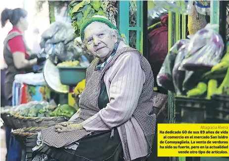  ?? FOTOS: MARVIN SALGADO ?? Altagracia Rivera Ha dedicado 60 de sus 89 años de vida al comercio en el mercado San Isidro de Comayagüel­a. La venta de verduras ha sido su fuerte, pero en la actualidad vende otro tipo de artículos.