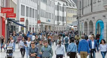  ?? Archivfoto: Andreas Zilse ?? Der verkaufsof­fene Marktsonnt­ag lockte im vergangene­n Frühjahr zahlreiche Besucher in die Innenstadt. Die Sonntagsal­lianz will nun die Verordnung­en zu den zwei „großen“Marktsonnt­agen in Augsburg kippen.