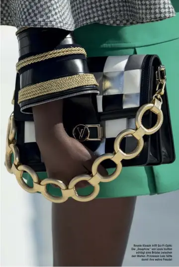  ?? ?? Royale Klassik trifft Sci-Fi-Optik: Die „Dauphine“von Louis Vuitton
schlägt eine Brücke zwischen den Welten. Prinzessin Leia hätte
damit ihre wahre Freude!