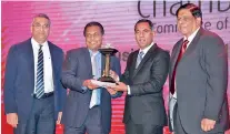  ??  ?? Lankaclear GM/CEO Channa de Silva receives the award from Sampath Bank PLC Managing Director Nanda Fernando accompanie­d by Lankaclear DGM IT and Operations Harsha Wanigatung­e (left) and National Chamber Deputy President Asela de Livera