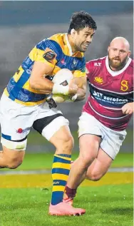  ?? ?? Big Steamers lock Keepa Mewett on the charge as Southland hooker Greg Pleasants-tate lines him up on defence.