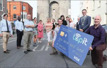  ??  ?? Local retailers and Chamber representa­tives with Gareth Gunn and Gavin Duffy of tapit, a the launch of the tapit service in Drogheda.