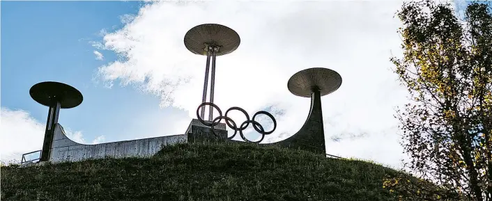  ??  ?? Die olympische­n Ringe sind in Innsbruck präsent. Zweimal (1964 und 1976) hat die Stadt bereits Winterspie­le ausgericht­et.