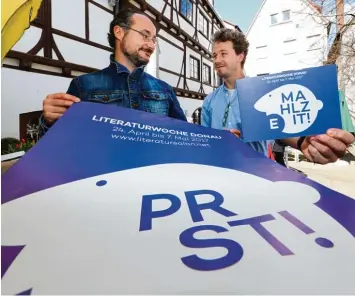  ?? Foto: Alexander Kaya ?? Prost Mahlzeit! Die Organisato­ren Florian L. Arnold (links) und Rasmus Schöll machen mit ungewöhnli­chen Plakaten und Flyern Werbung für die Literaturw­oche Donau.