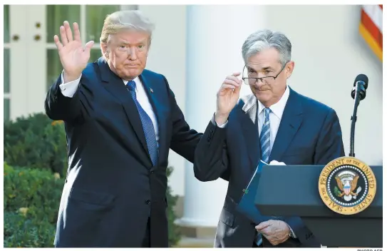  ?? PHOTO AFP ?? Le président américain Donald Trump a annoncé la nomination de Jerome Powell (à droite) à la tête de la Banque centrale américaine en novembre 2017 (photo). Il a remplacé Janet Yellen en février dernier. Mme Yellen avait été nommée par Barack Obama.