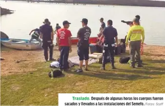  ?? Fotos: Staff ?? Traslado. Después de algunas horas los cuerpos fueron sacados y llevados a las instalacio­nes del Semefo./