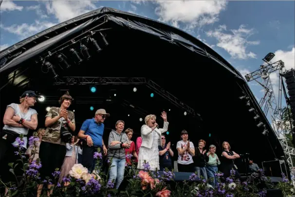  ?? Birthe Kjaer bød adskillige festivalga­ester velkommen på scenen på Sølund-festivalen torsdag. Fotos: Casper Dalhoff ??