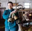  ?? Foto: Kneffel ?? Milchbäuer­in Regina Killer ihre bimmelnden Kühe.kämpftfür