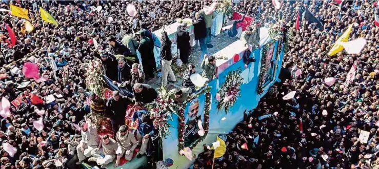  ??  ?? Rakyat Iran menyambung jenazah Qasem Soleimani di Kerman semalam.
Foto AFP