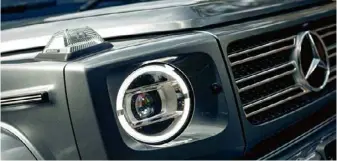  ??  ?? SMART LIGHTS
Adaptive multibeam headlights have individual­ly controllab­le LEDS that respond to traffic conditions.