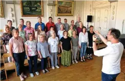  ?? PETER MICHAELIS ?? Der gemischte Chor Singakadem­ie Gera probt unter Leitung von Benjamin Stielau im Rutheneum