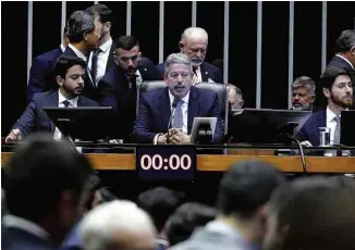 ?? Pablo Valadares/divulgação ?? O presidente Arthur Lira preside a sessão da quarta-feira (24) na Câmara