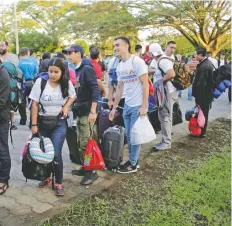  ??  ?? Jóvenes católicos de Nicaragua se preparan para abordar los autobuses que los llevan a Panamá, donde participar­án en la Jornada Mundial de la Juventud.