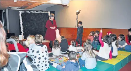  ??  ?? Un spectacle résolument familial, dans lequel Laura mêle de vivants personnage­s afin que l’aventure se réalise et devienne jubilatoir­e.