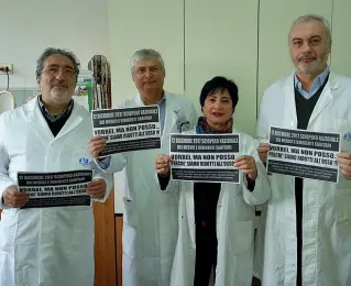  ??  ?? Protesta Negli ospedali i medici si sono fatti fotografar­e con il cartello: «Vorrei ma non posso Siamo ridotti all’osso»