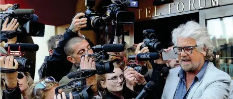 ??  ?? A Roma Beppe Grillo circondato da cameramen e cronisti ieri all’uscita dall’Hotel Forum, il suo quartier generale nella Capitale