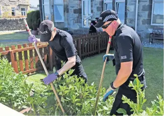  ??  ?? SEARCH Police search a garden as they investigat­e the murder of Alesha on the Isle of Bute. Above right, Detective Superinten­dent Stuart Houston thanks the public