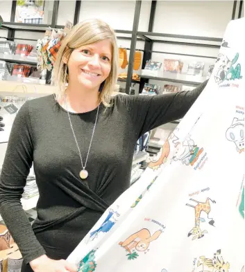  ?? PHOTO DIANE TREMBLAY ?? Julie Blais a développé une nappe pédagogiqu­e vendue, entre autres, dans les magasins de la Maison Simons comme celui des Galeries de la Capitale, à Québec.